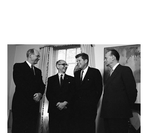 El presidente de Estados Unidos John F. Kennedy y el presidente Arturo Frondizi  asisten a una conferencia de desayuno en la Suite del Presidente en el Hotel Carlyle, Ciudad de Nueva York, Nueva York el 26 de septiembre de 1961